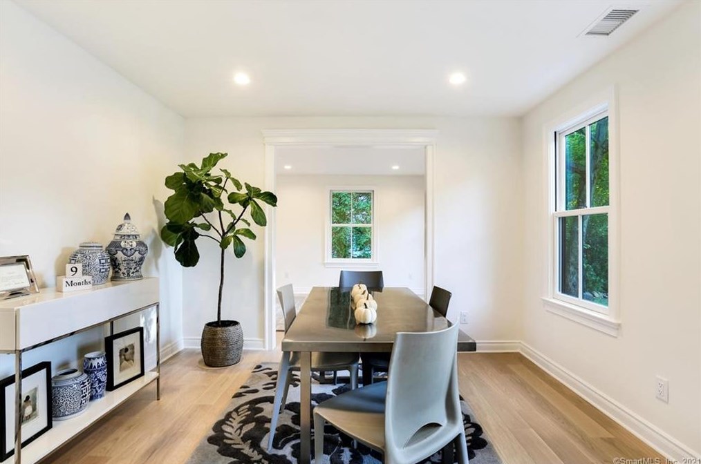 14 Innis Ln, Old Greenwich CT  06870-1706 exterior