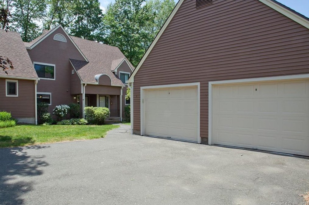 4 Mallard Cir, Simsbury CT  06081-9672 exterior