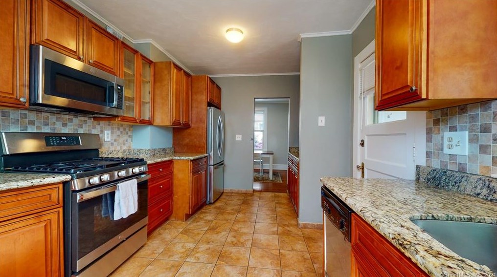 28 Flower St, Hartford CT  06105-3710 exterior