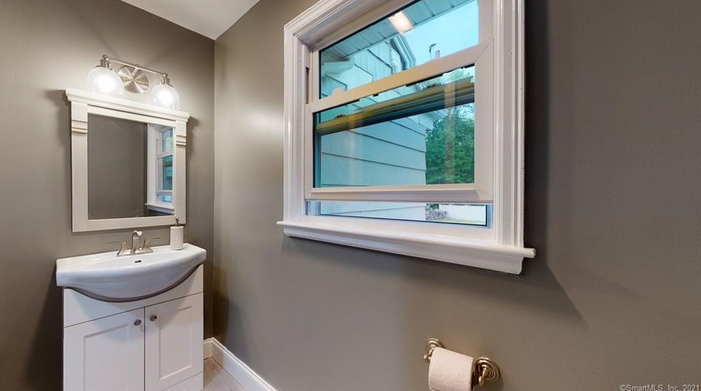 29 Lynwood Dr, Plantsville CT  06479-2036 exterior