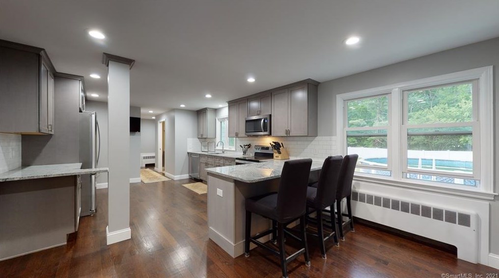 29 Lynwood Dr, Plantsville CT  06479-2036 exterior