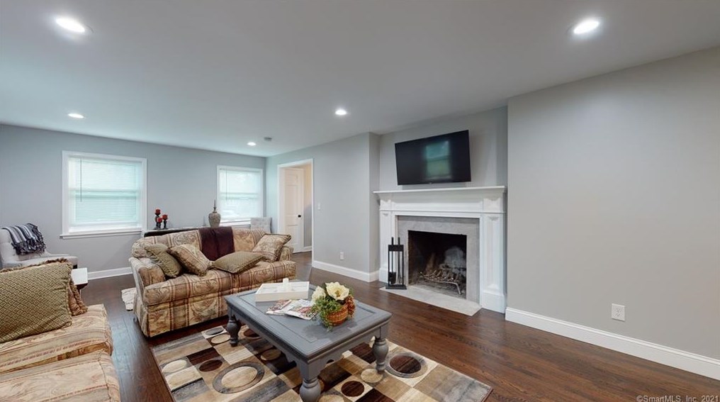 29 Lynwood Dr, Plantsville CT  06479-2036 exterior