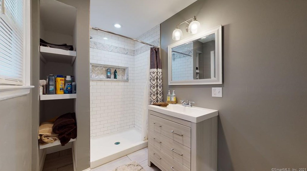 29 Lynwood Dr, Plantsville CT  06479-2036 exterior