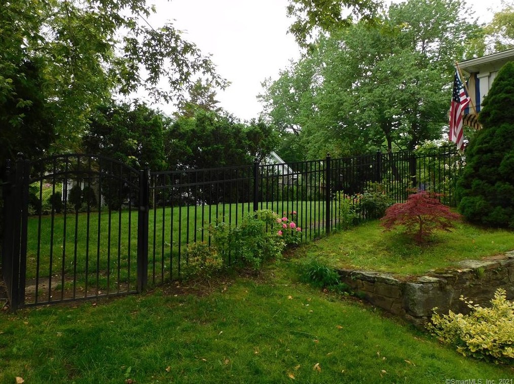 402 Boston St, Guilford CT  06437-2832 exterior