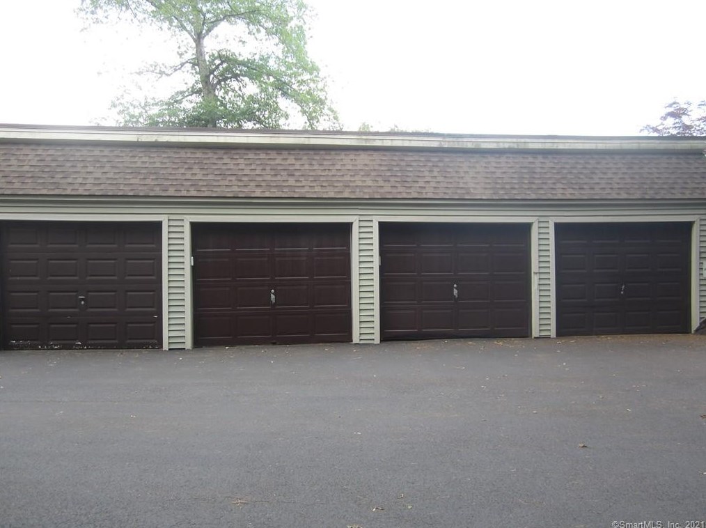 26 Forest Hill Dr, Simsbury CT  06070-2154 exterior