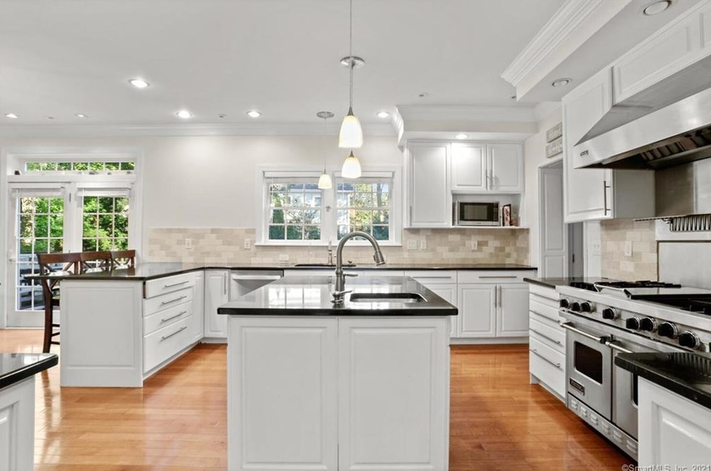 33 Pleasant St, Cos Cob CT  06807-2026 exterior
