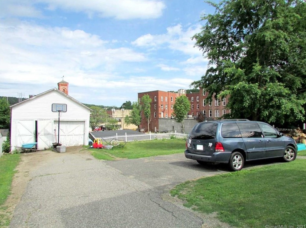 24 Union St, Winsted CT  06098-1521 exterior