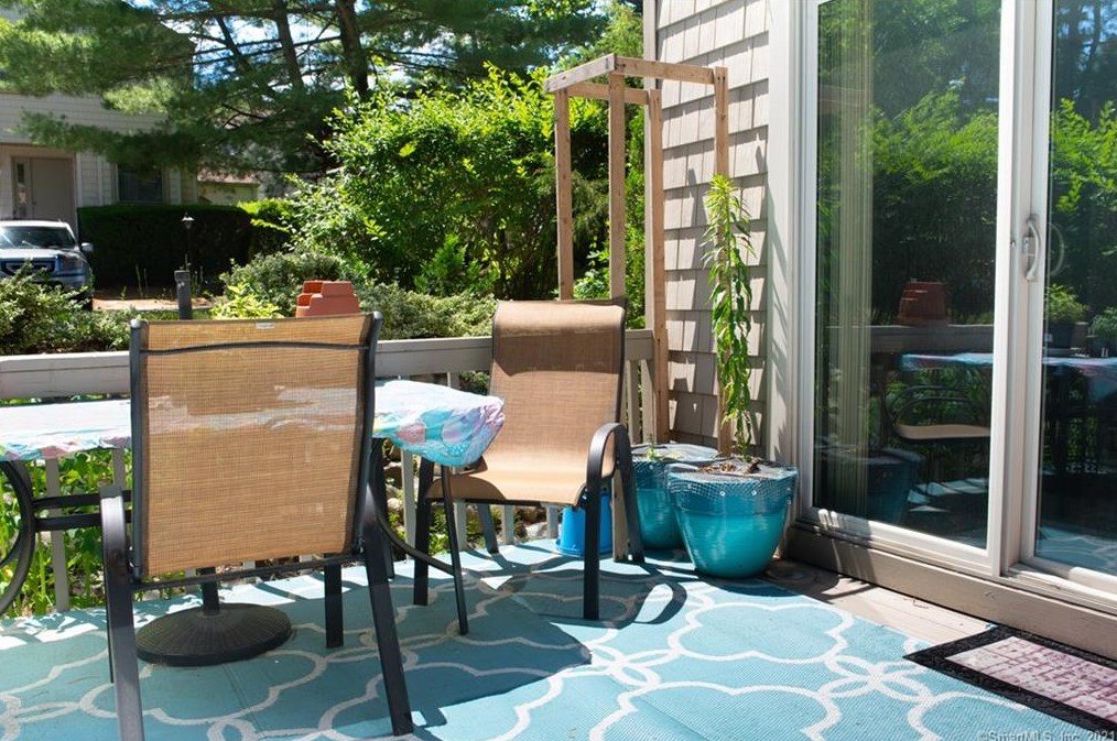 112 Fiddler Green Rd, Stratford CT  06614-8059 exterior