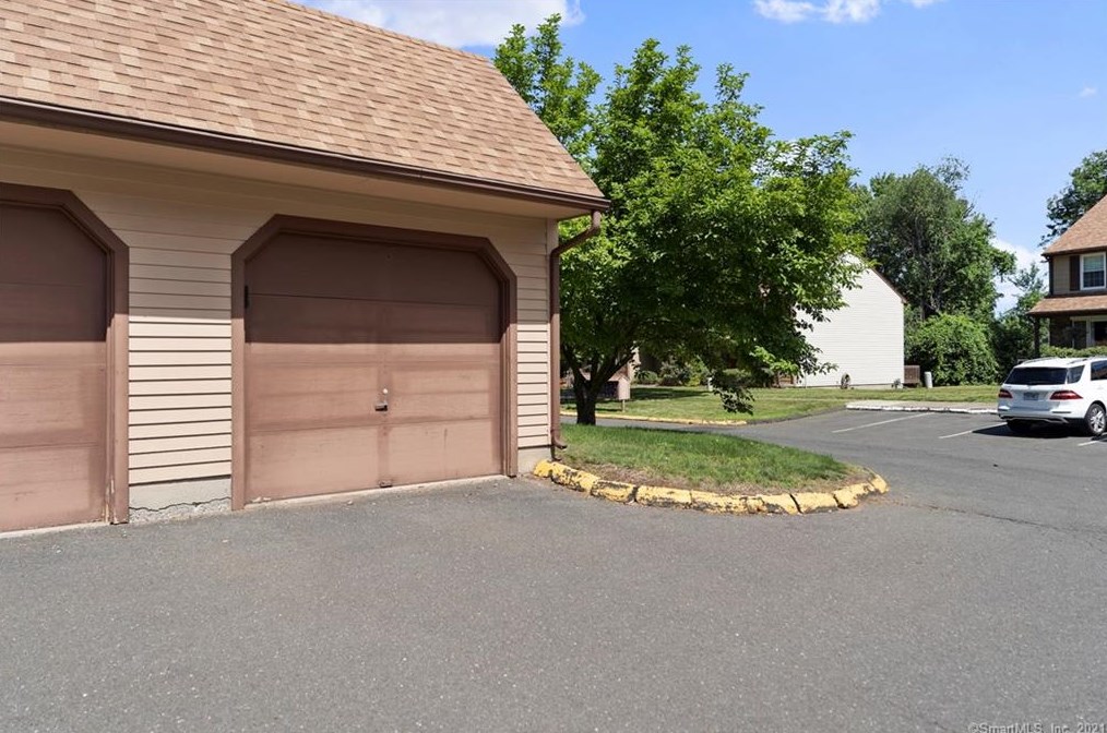 28 Mcintosh Cir, Rocky Hill CT  06067-2146 exterior
