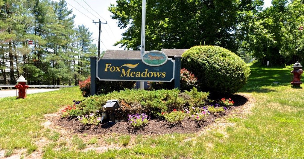 34 Clubhouse Dr, Cromwell CT  06416-2562 exterior