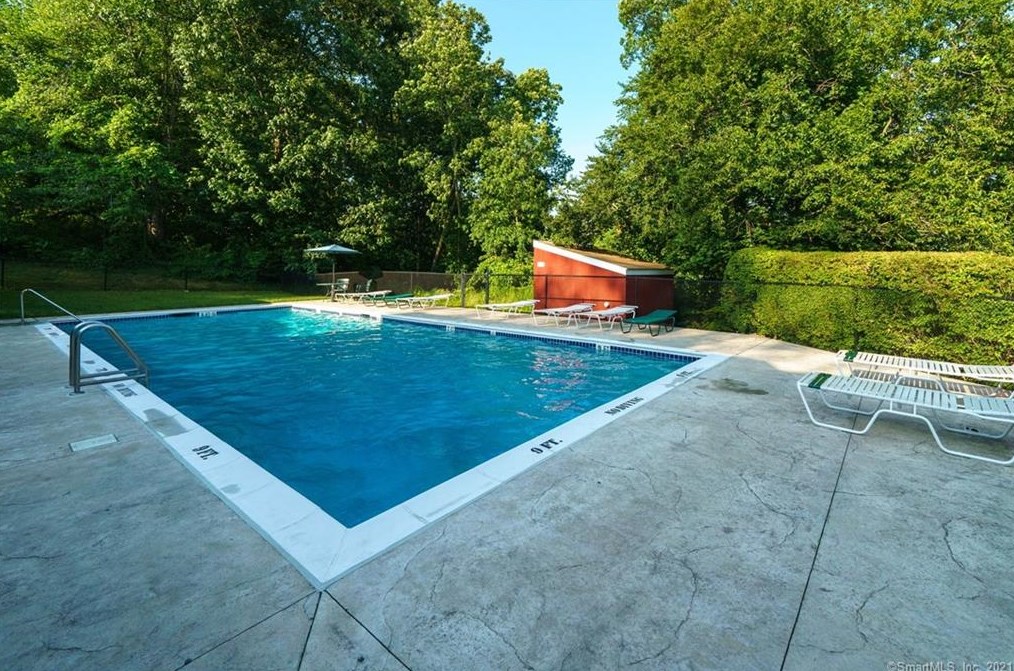 15 Magnolia Hill Ct, Cromwell CT  06416-1853 exterior