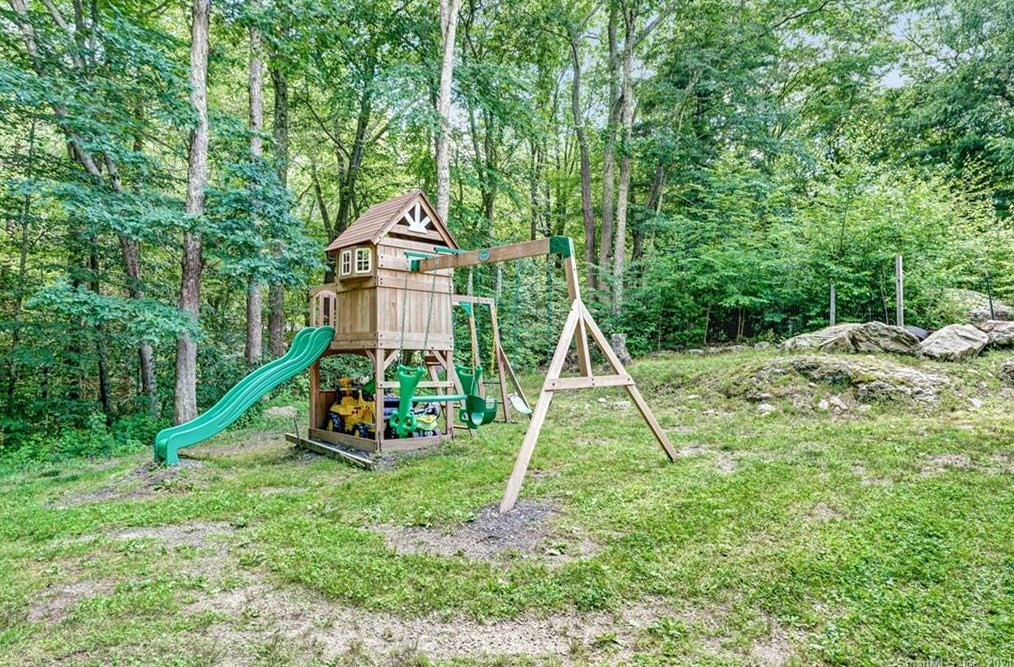 2 Silver Birch Ln, Clinton CT  06413-1112 exterior