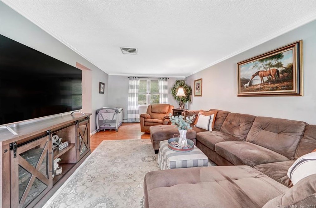 2 Silver Birch Ln, Clinton CT  06413-1112 exterior