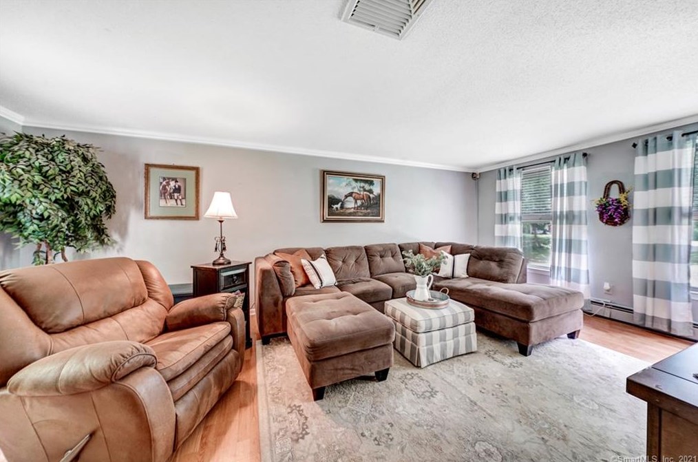 2 Silver Birch Ln, Clinton CT  06413-1112 exterior