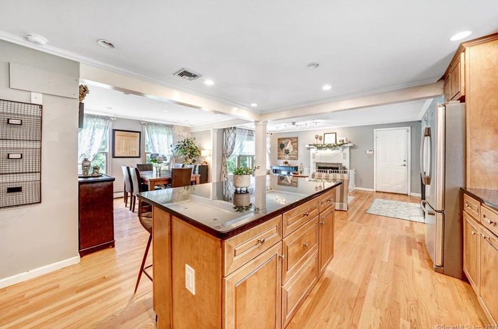 2 Silver Birch Ln, Clinton CT  06413-1112 exterior