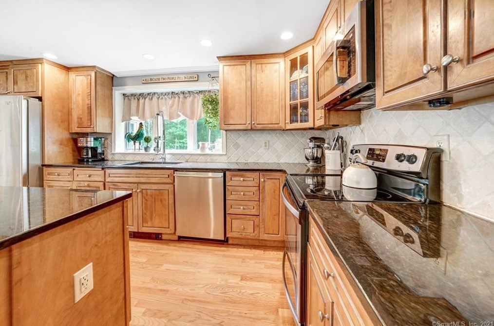 2 Silver Birch Ln, Clinton CT  06413-1112 exterior