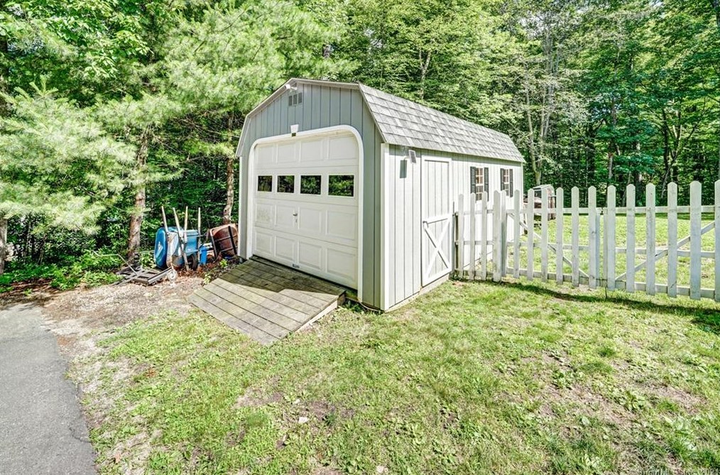 2 Silver Birch Ln, Clinton CT  06413-1112 exterior