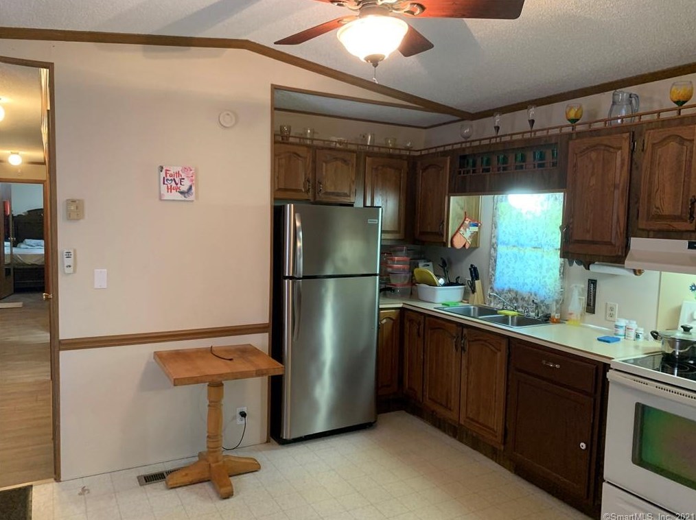 6 Terrace Dr, Plainfield CT  06374-1640 exterior