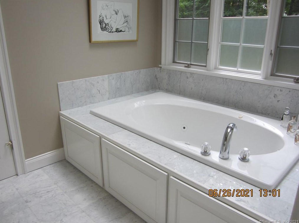 5 Indian Pipe Trl, Avon CT  06001-4032 exterior