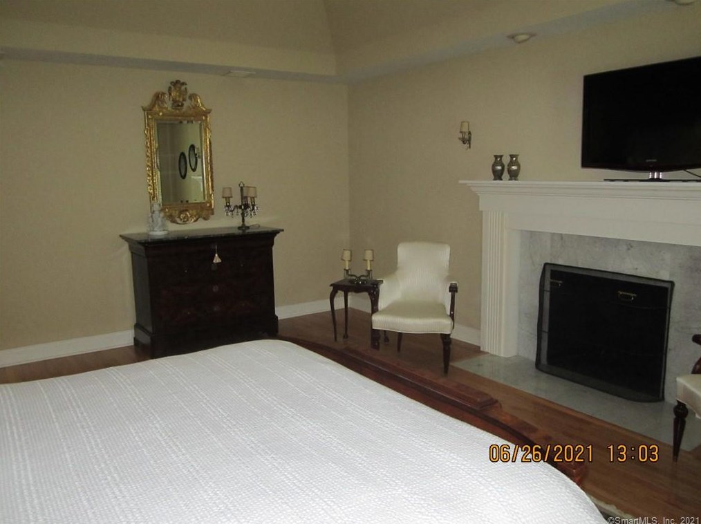 5 Indian Pipe Trl, Avon CT  06001-4032 exterior