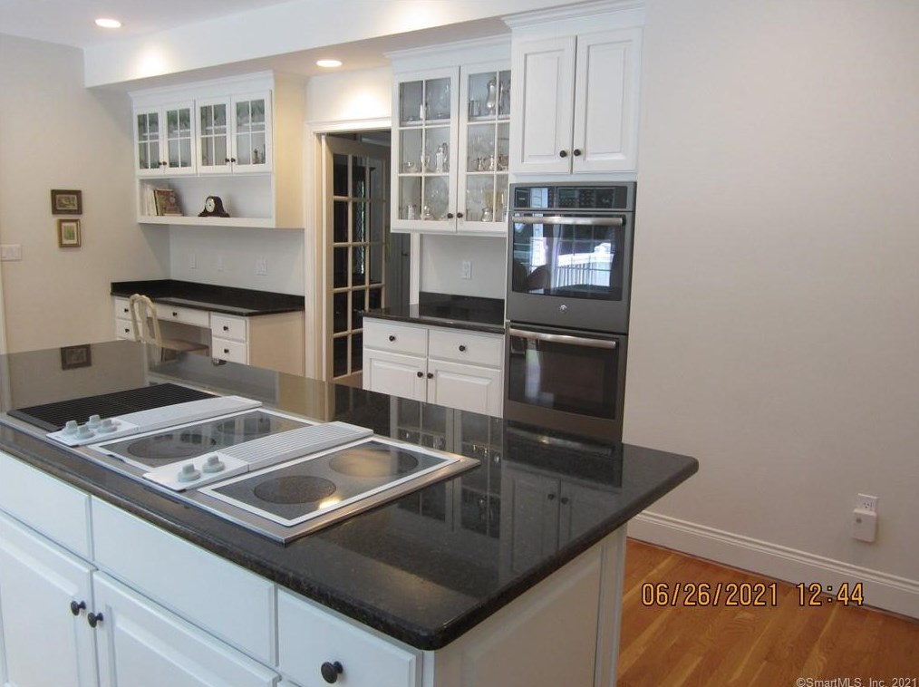 5 Indian Pipe Trl, Avon CT  06001-4032 exterior