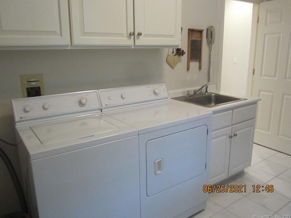 5 Indian Pipe Trl, Avon CT  06001-4032 exterior