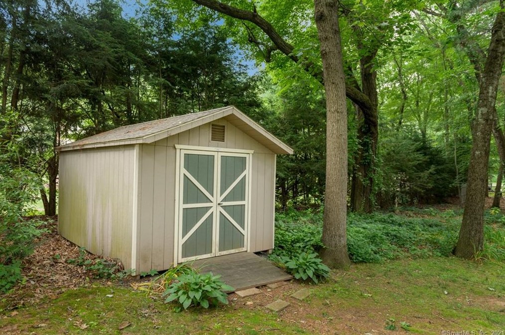67 Deckert Dr, Plantsville CT  06479-1805 exterior
