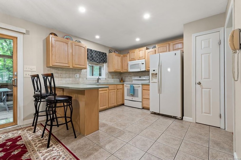 67 Deckert Dr, Plantsville CT  06479-1805 exterior