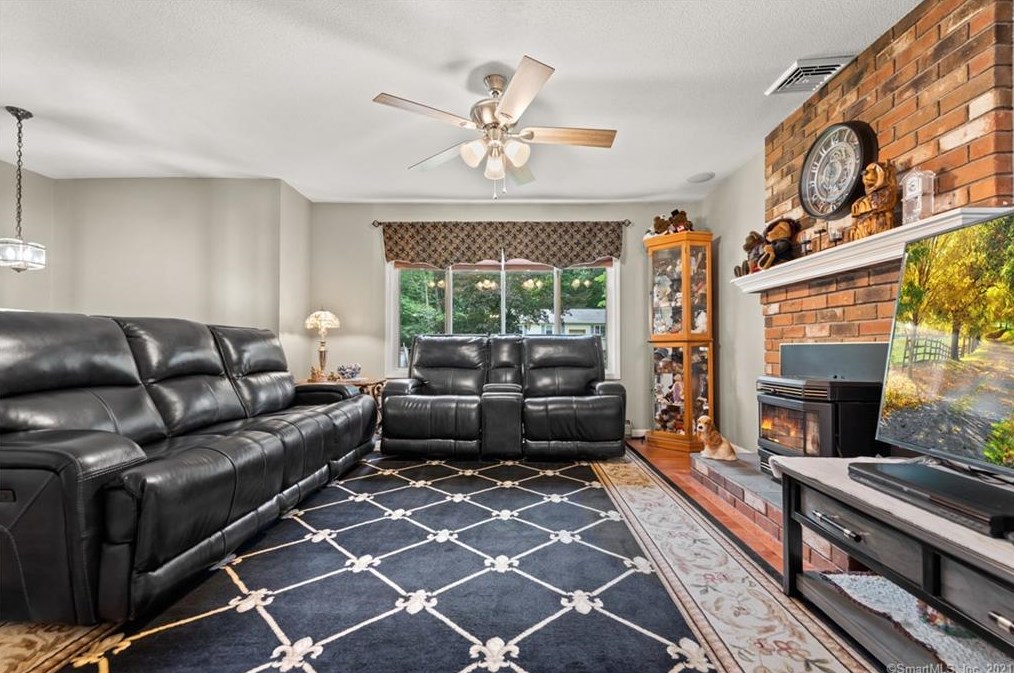 67 Deckert Dr, Plantsville CT  06479-1805 exterior