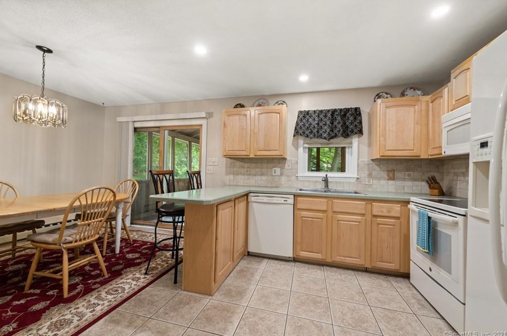 67 Deckert Dr, Plantsville CT  06479-1805 exterior