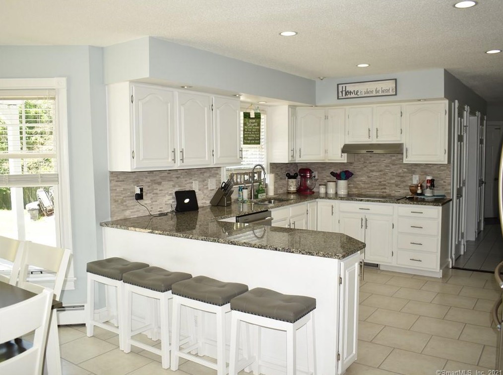 611 Thrall Ave, Suffield CT  06078-2337 exterior
