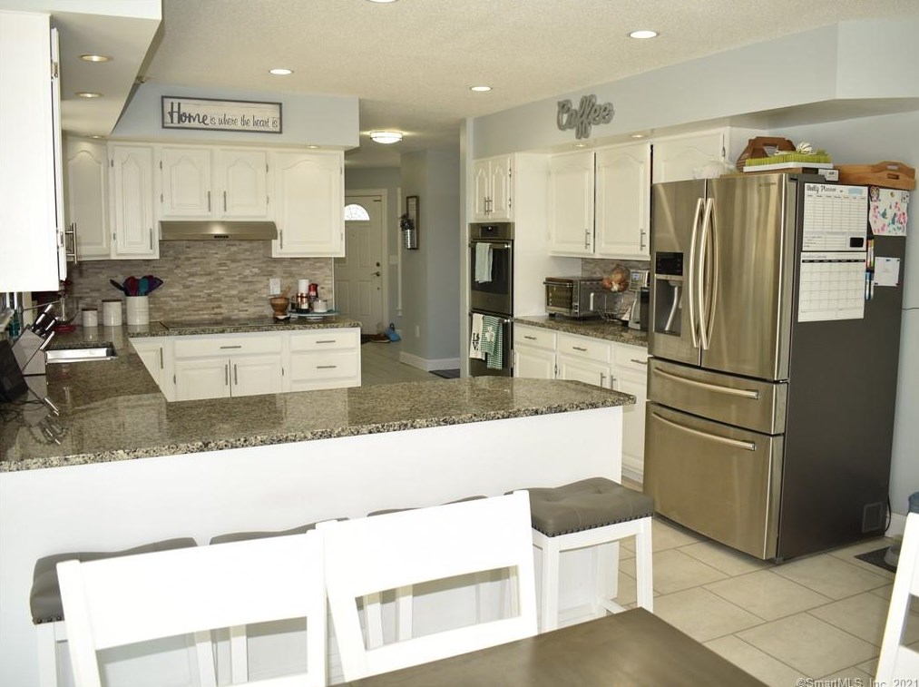 611 Thrall Ave, Suffield CT  06078-2337 exterior