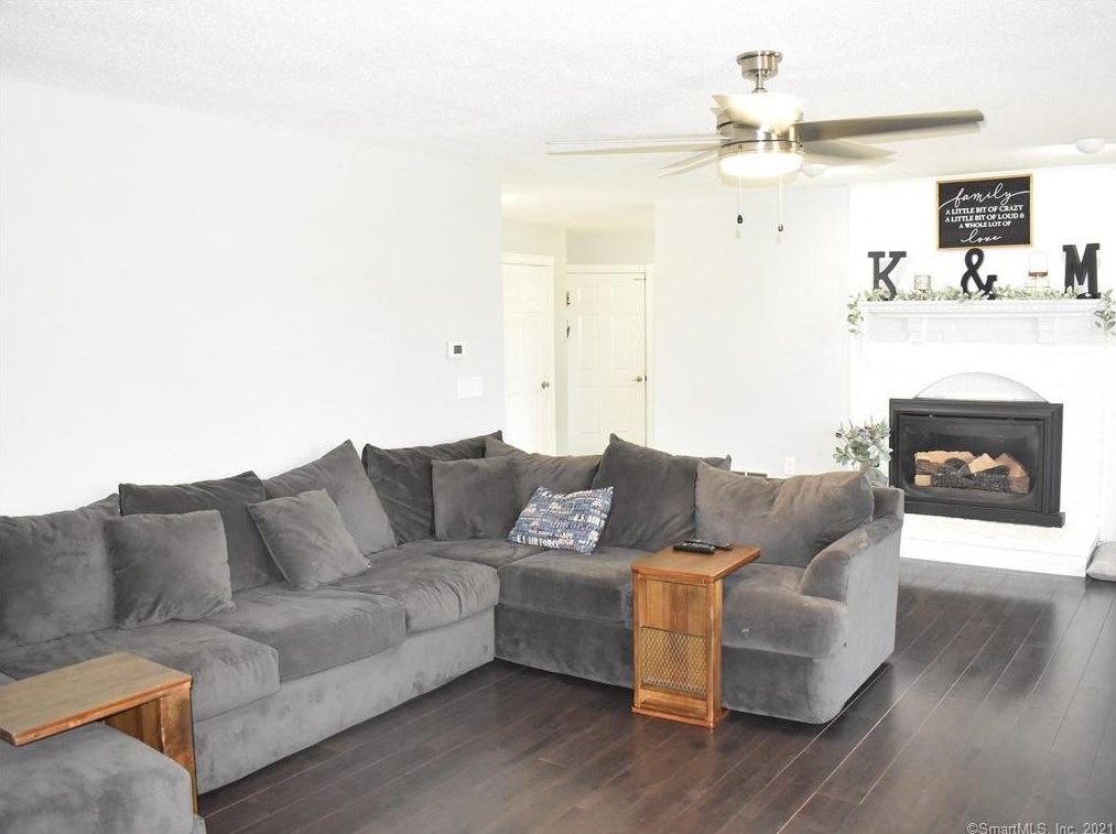 611 Thrall Ave, Suffield CT  06078-2337 exterior