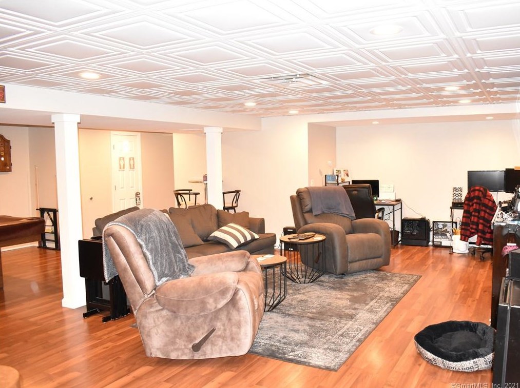 611 Thrall Ave, Suffield CT  06078-2337 exterior