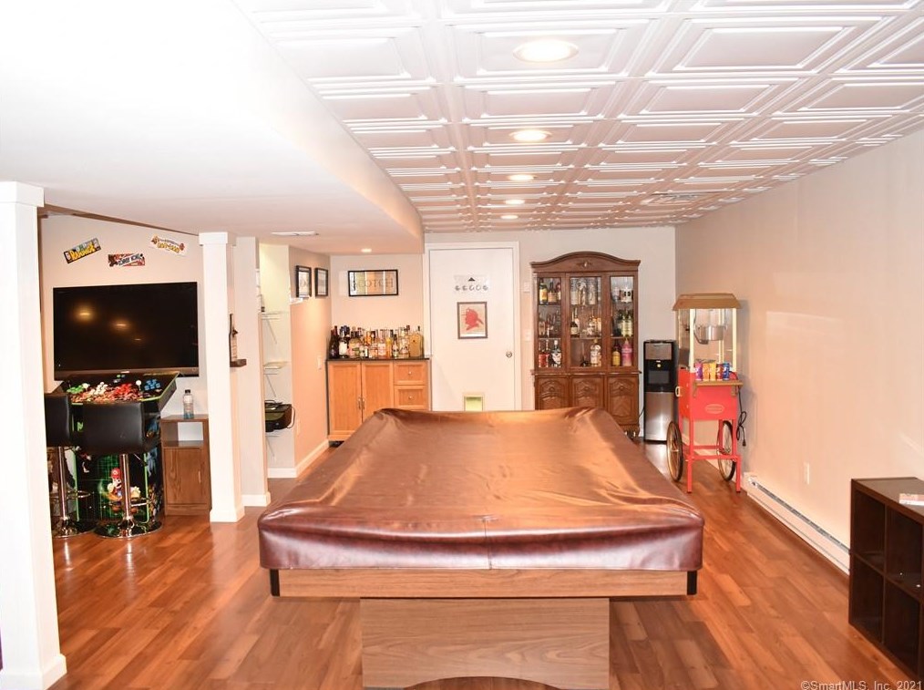 611 Thrall Ave, Suffield CT  06078-2337 exterior