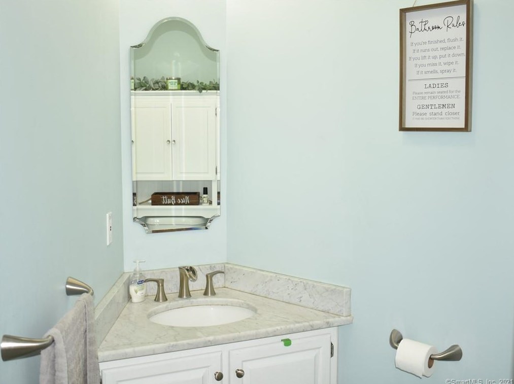611 Thrall Ave, Suffield CT  06078-2337 exterior