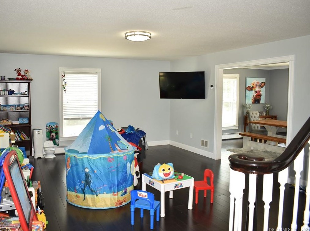 611 Thrall Ave, Suffield CT  06078-2337 exterior