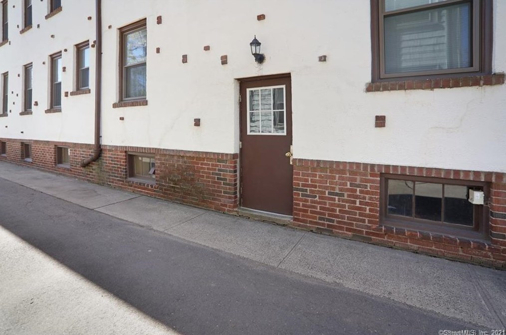 343 Alden Ave, New Haven CT  06515-2137 exterior