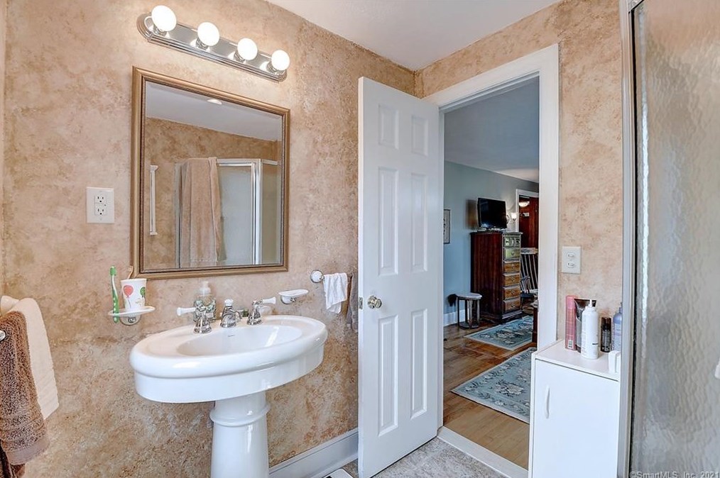 931 Prospect St, Hartford CT  06109-3547 exterior