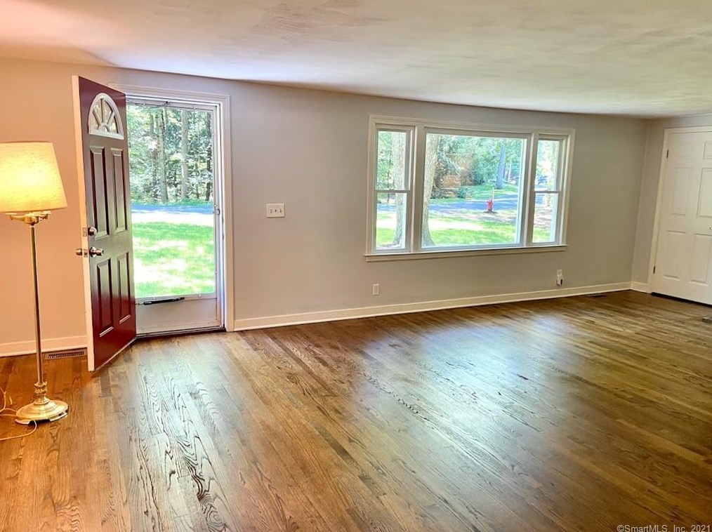 26 Crescent Way, Simsbury CT  06070-2306 exterior