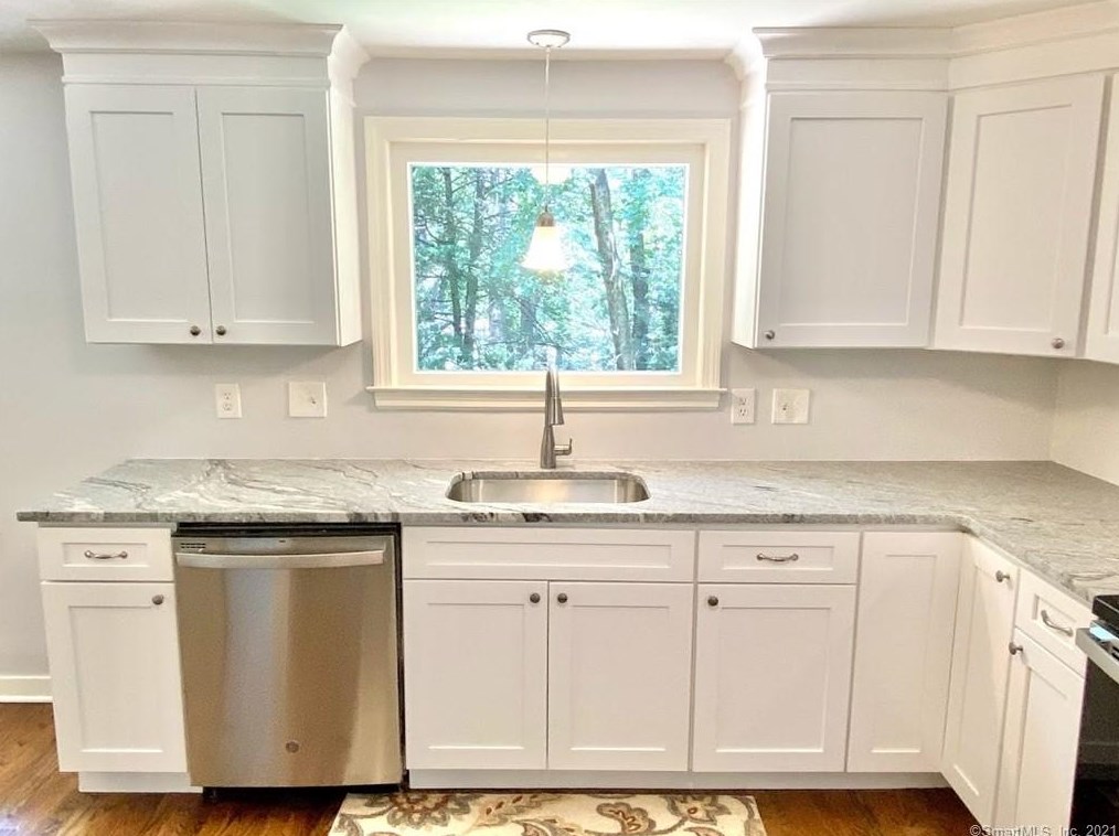 26 Crescent Way, Simsbury CT  06070-2306 exterior