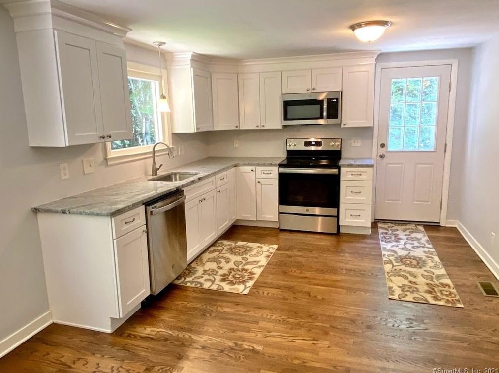 26 Crescent Way, Simsbury CT  06070-2306 exterior