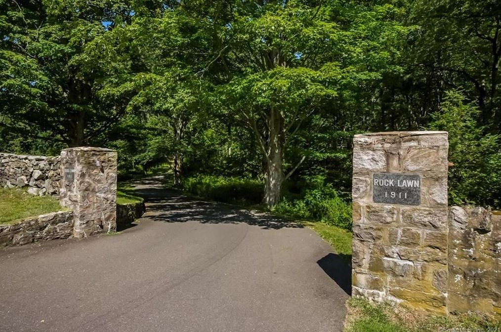 127 Weaver St, Greenwich CT  06831-4300 exterior