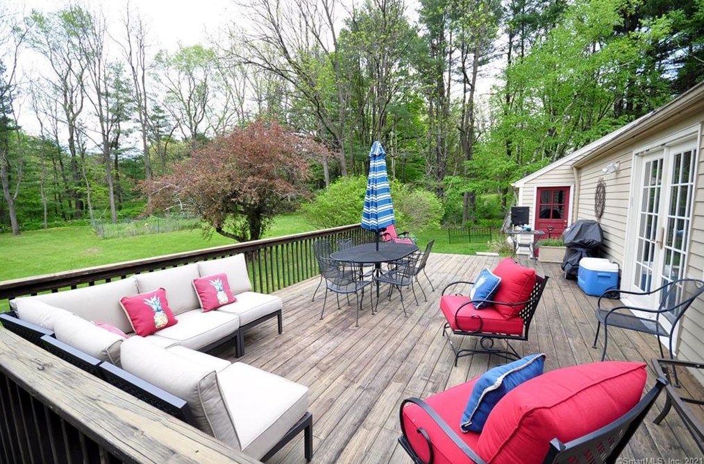 10 Victoria Ln, Simsbury CT  06092-2120 exterior