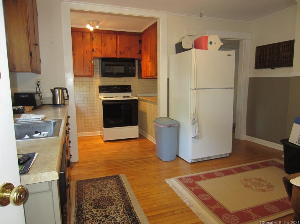 16 Massaco St, Simsbury CT  06070-2139 exterior