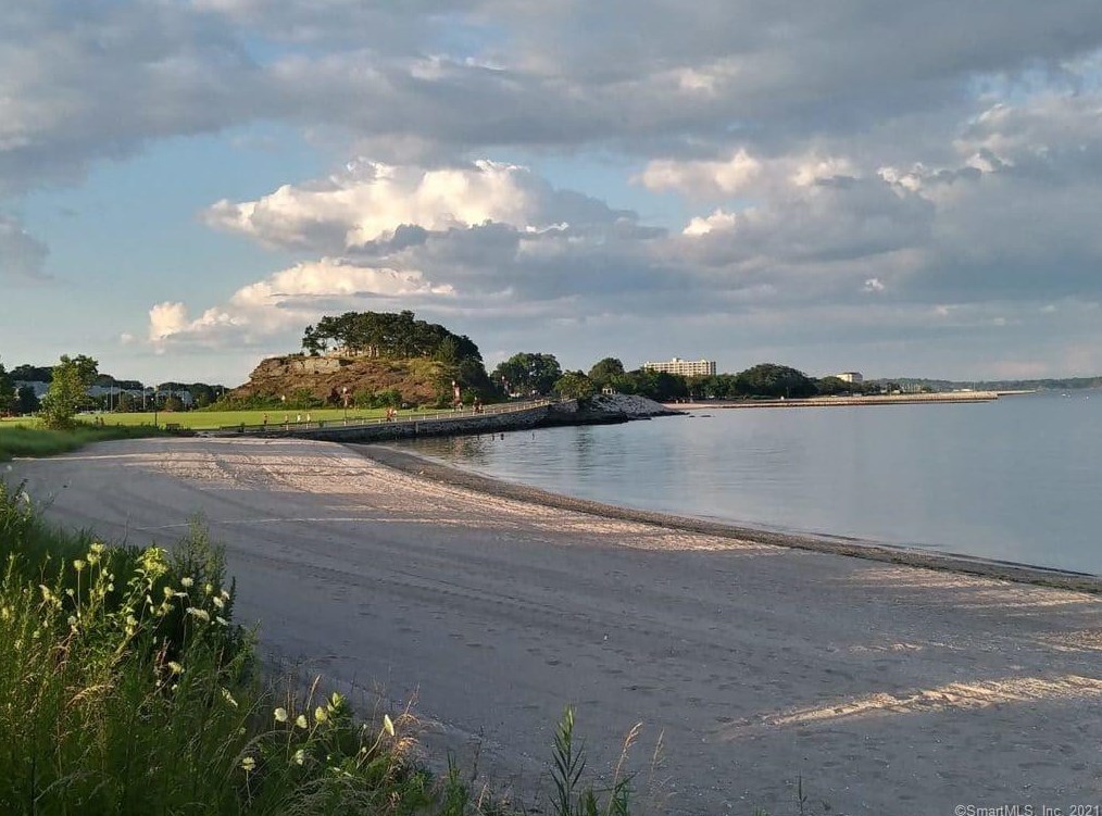 36 Graham Mnr Rd, New Haven CT 06516-5228 exterior