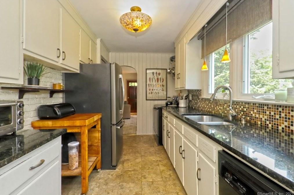 36 Graham Mnr Rd, New Haven CT 06516-5228 exterior