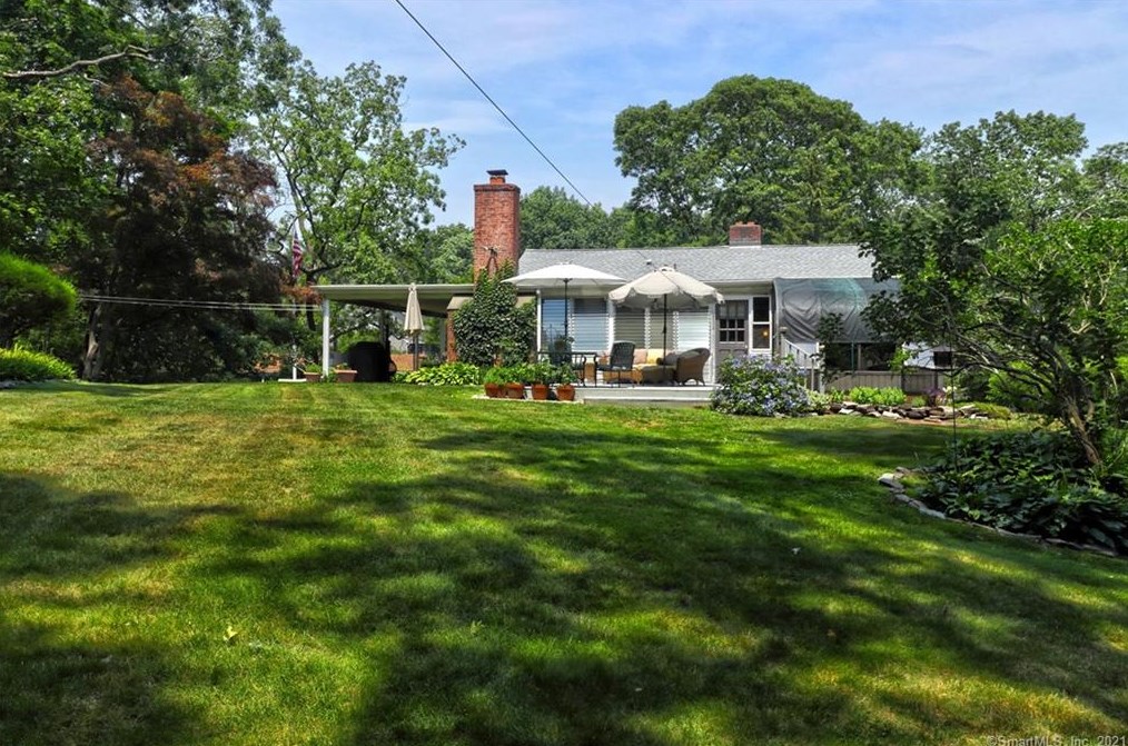 36 Graham Mnr Rd, New Haven CT 06516-5228 exterior