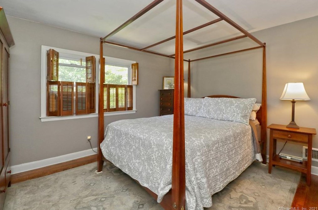 36 Graham Mnr Rd, New Haven CT 06516-5228 exterior