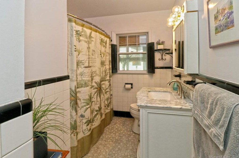 36 Graham Mnr Rd, New Haven CT 06516-5228 exterior